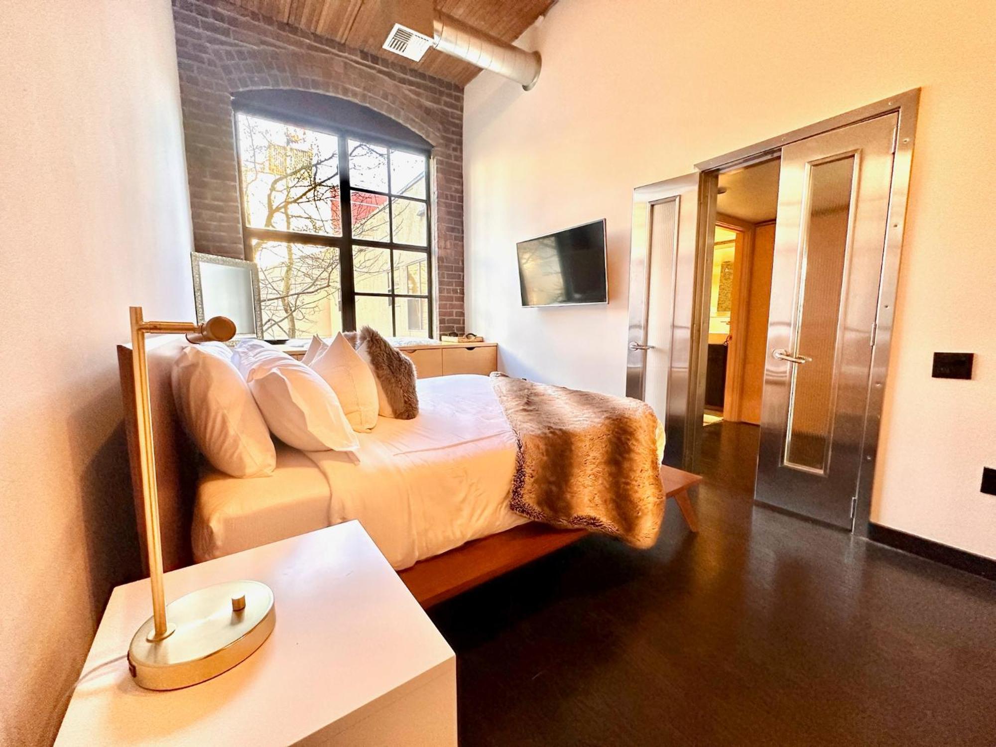 Massive Downtown - Free Parking! Apartment