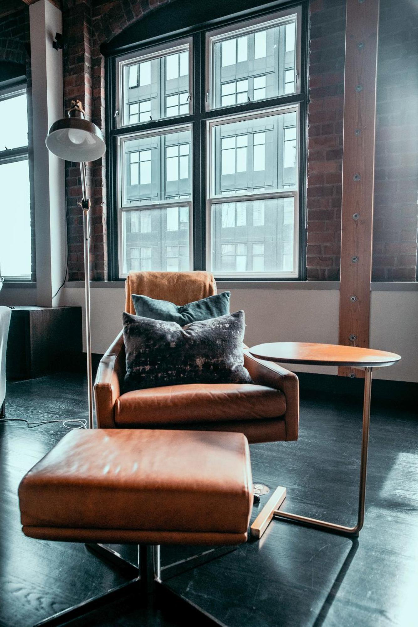 Massive Downtown - Free Parking! Apartment