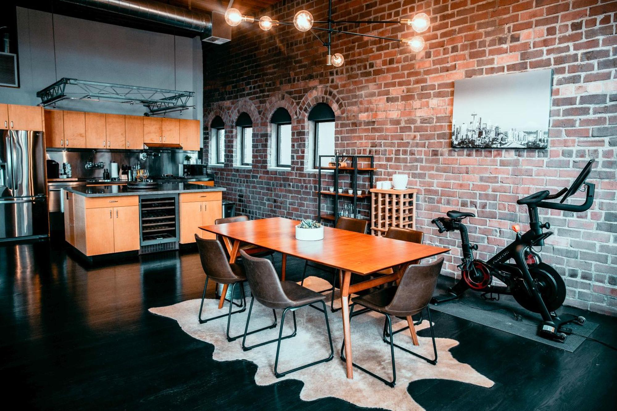 Massive Downtown - Free Parking! Apartment *